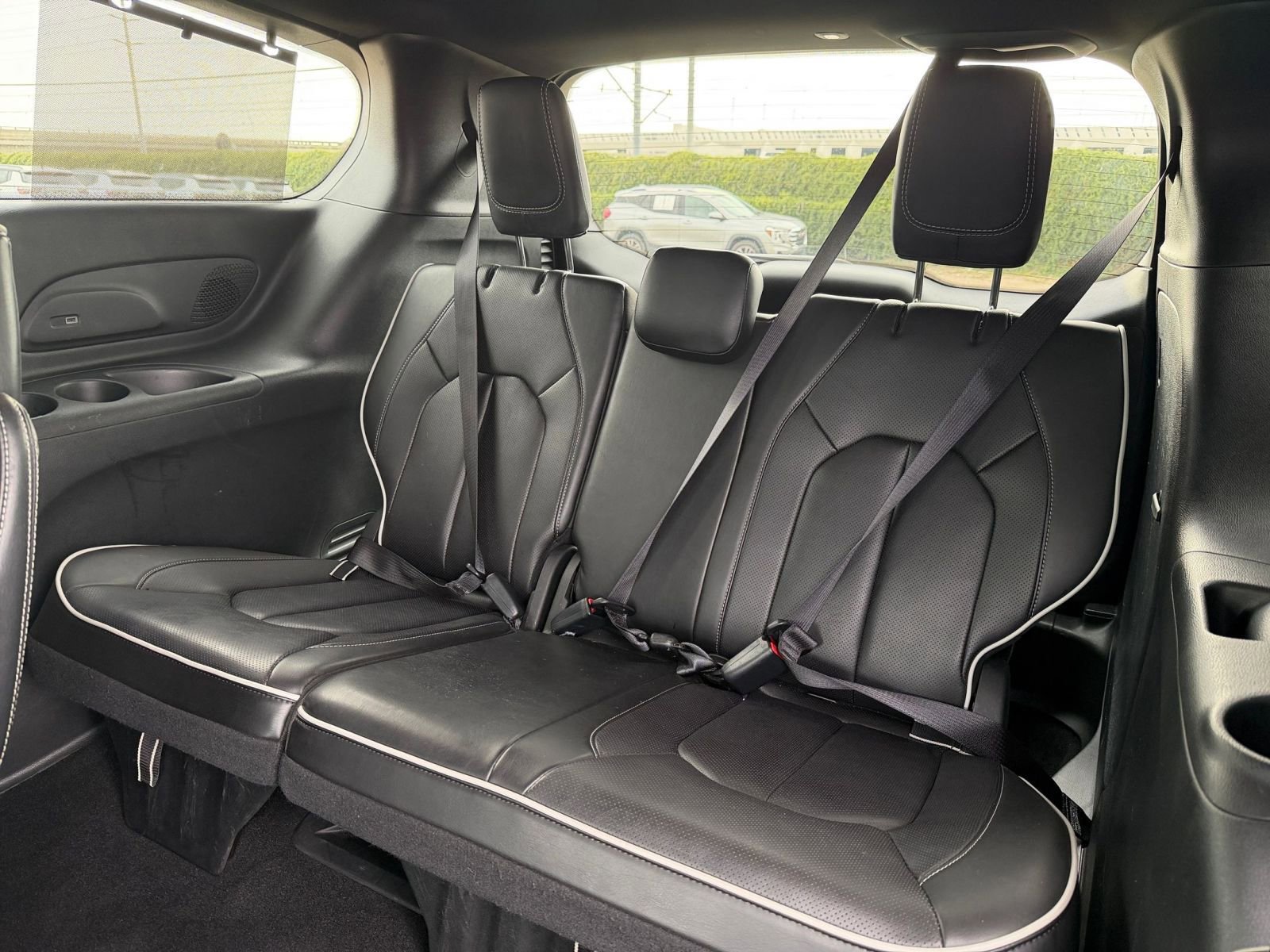 Used 2025 Chrysler Pacifica Limited image 33