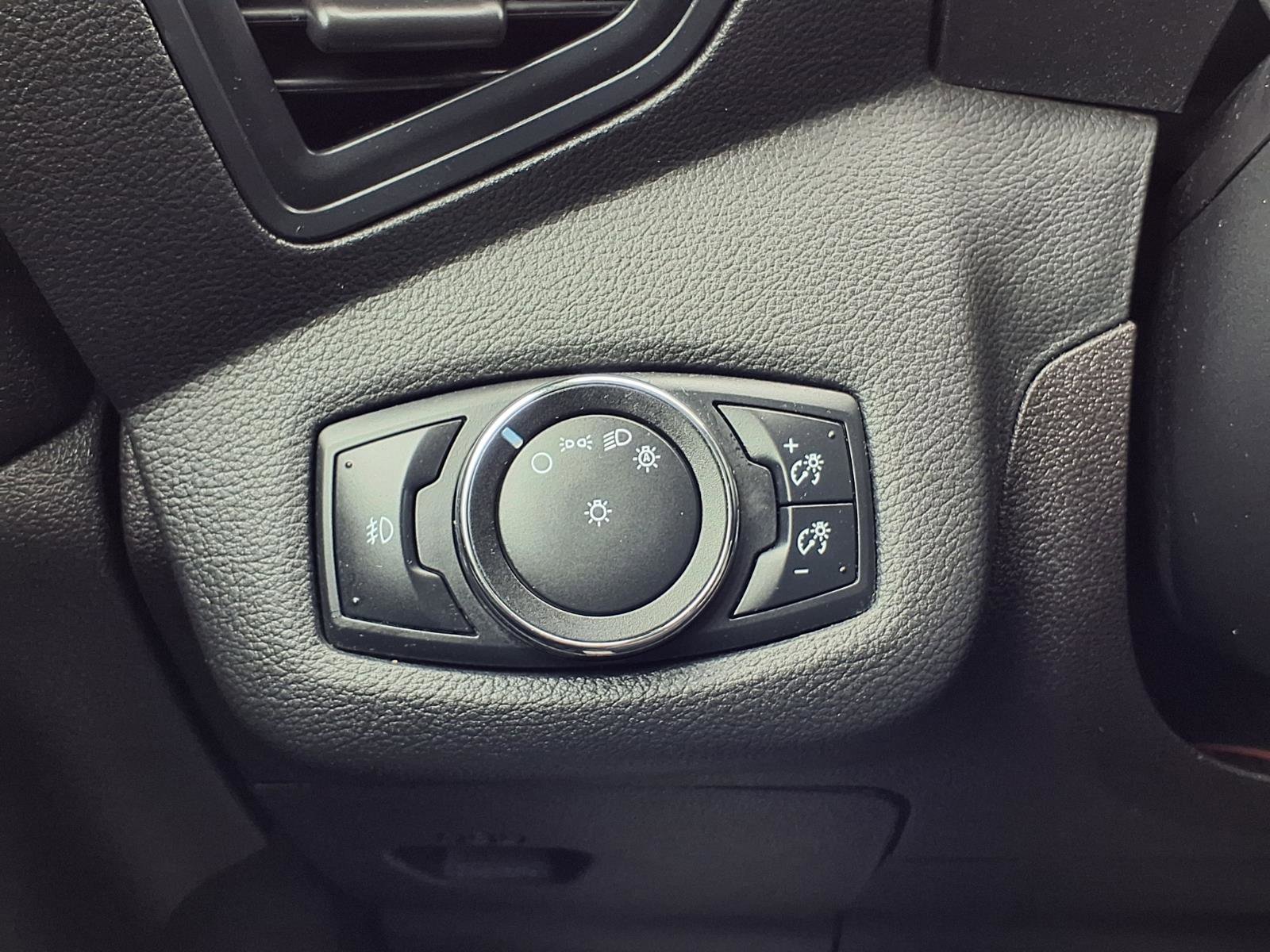 Used 2015 Ford Escape SE image 16