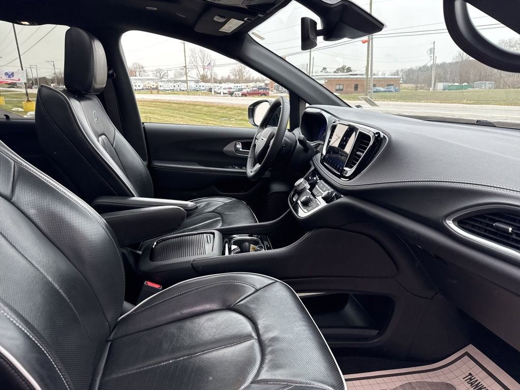 Used 2025 Chrysler Pacifica Limited image 36