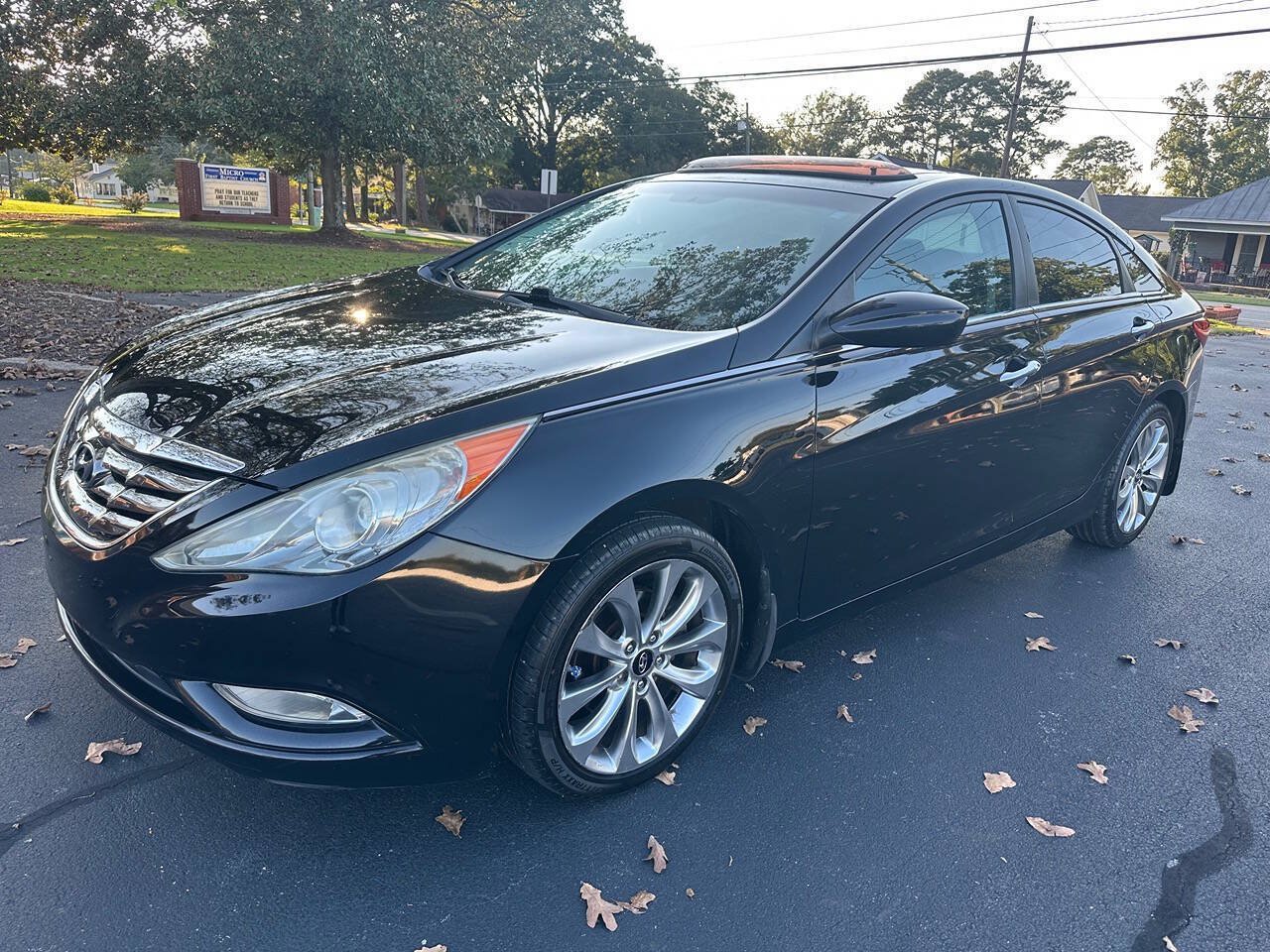 Used 2013 Hyundai Sonata SE w/ Navigation & Sunroof Pkg FWD image 2