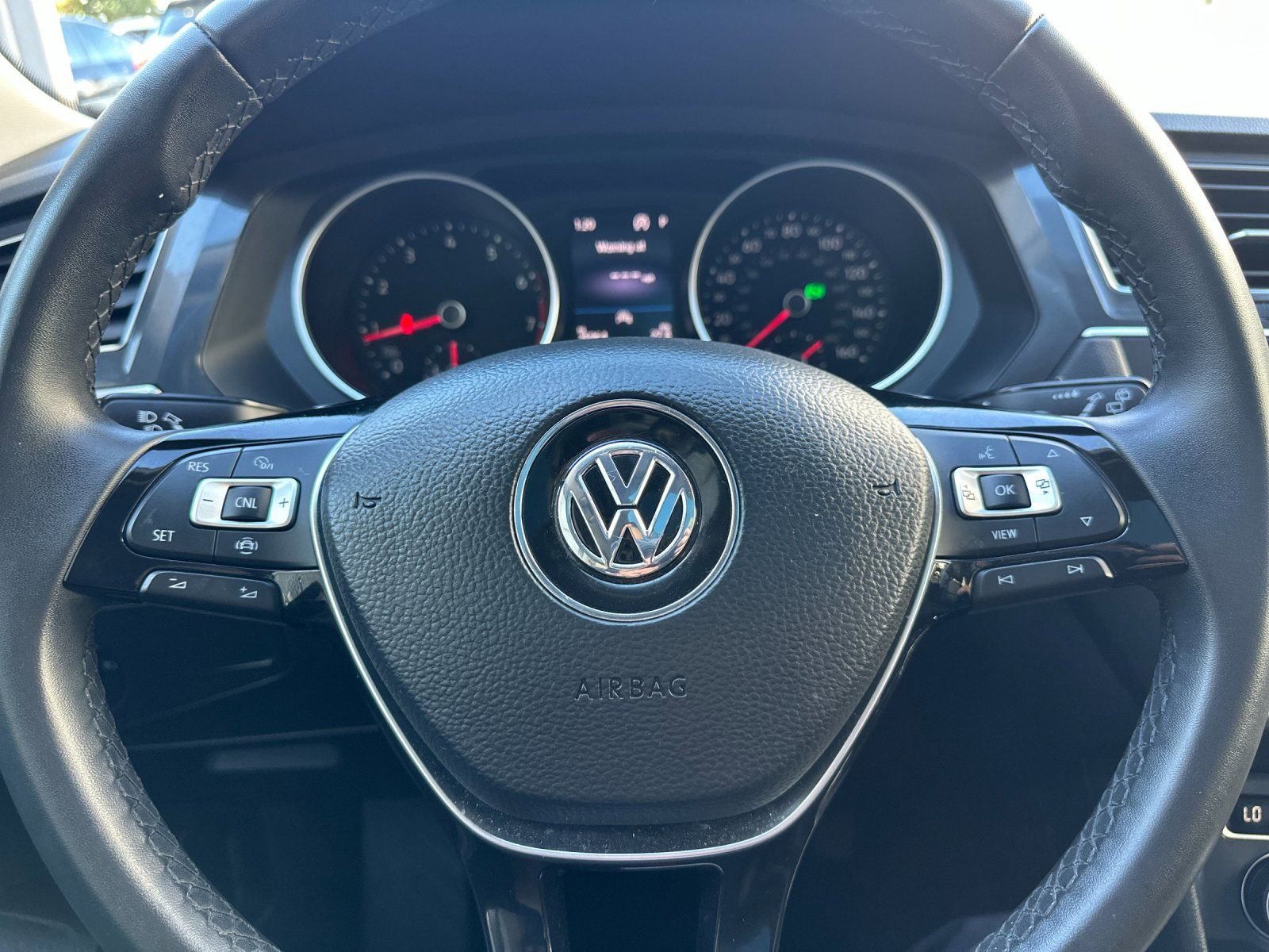 Used 2020 Volkswagen Tiguan SE w/ Panoramic Sunroof Package image 31