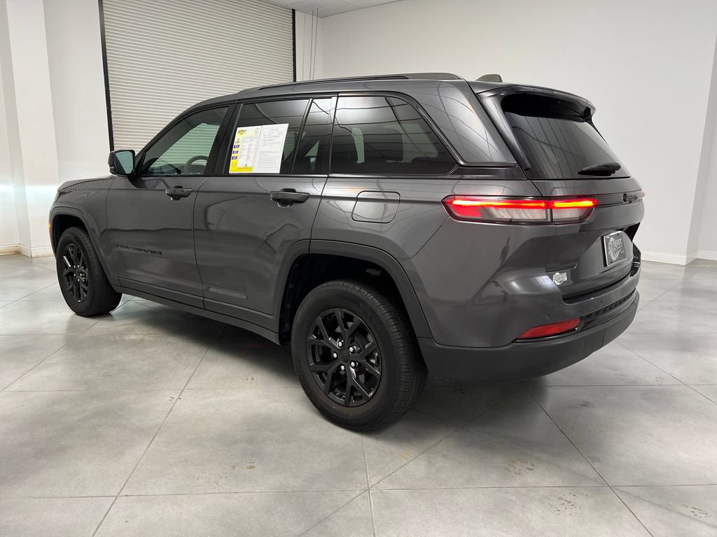 Used 2024 Jeep Grand Cherokee Altitude RWD image 6