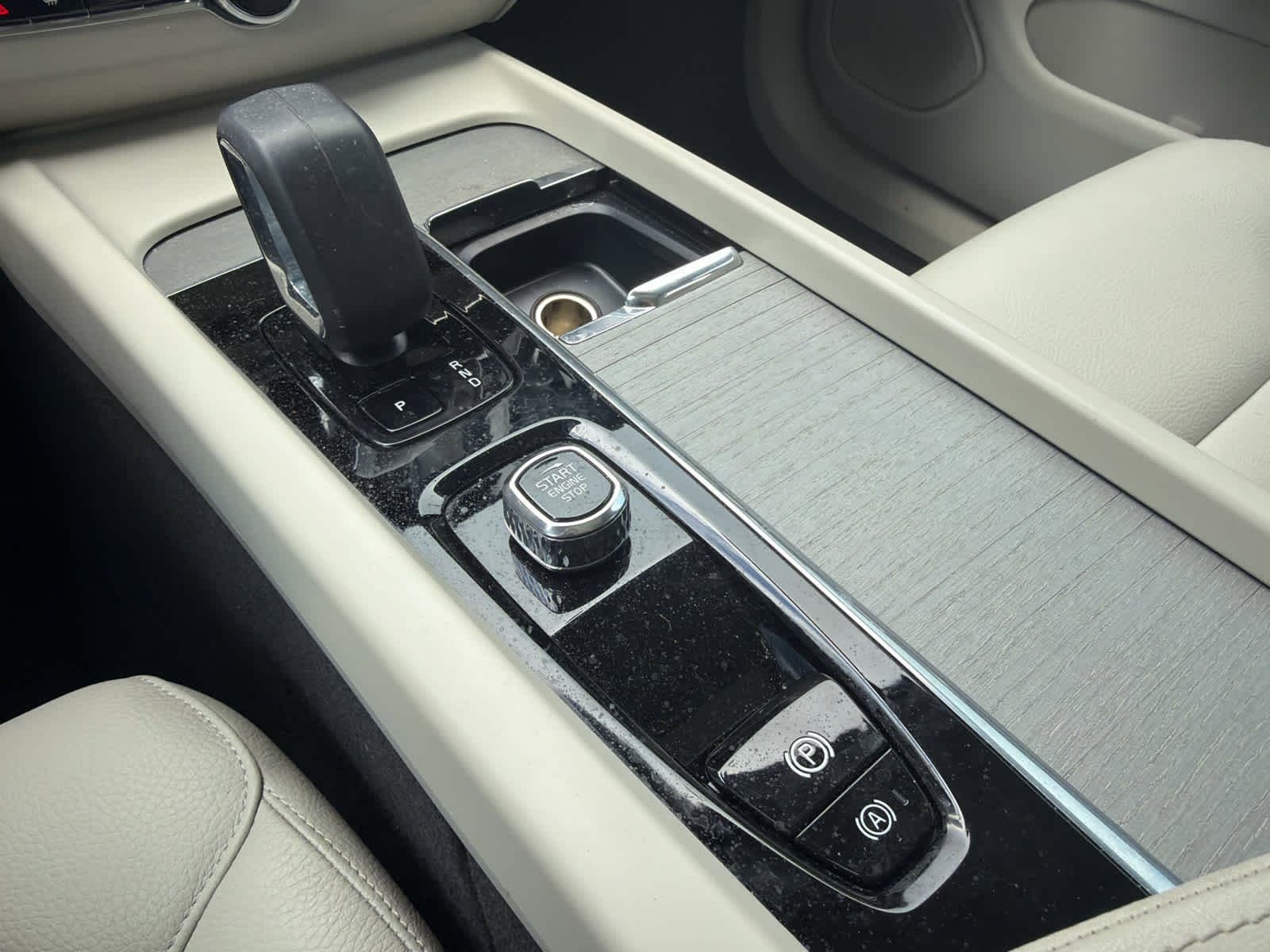 Used 2024 Volvo XC60 B5 Plus w/ Protection Package Premier image 27