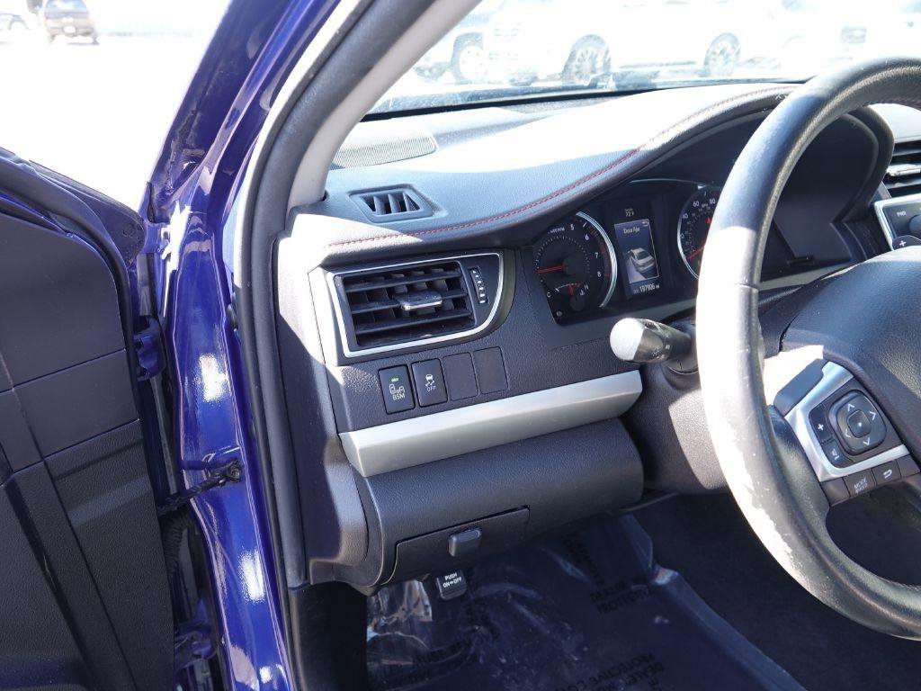 Used 2015 Toyota Camry XSE w/ Moonroof Package image 9