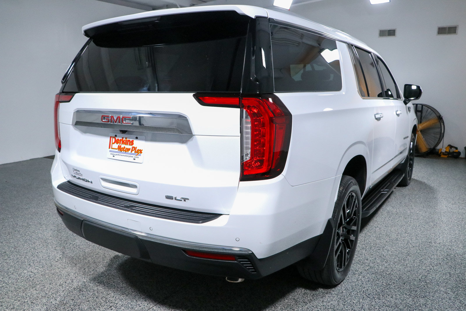 Used 2023 GMC Yukon XL SLT AWD/4WD image 7