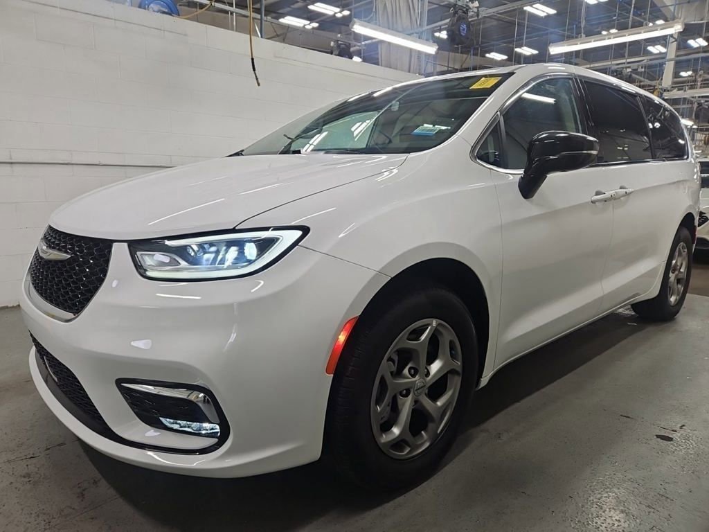 Used 2024 Chrysler Pacifica Limited image 2