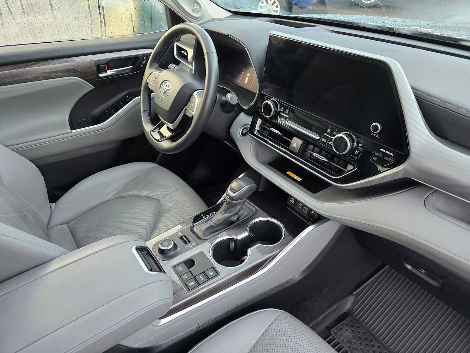 Used 2024 Toyota Highlander Platinum image 10