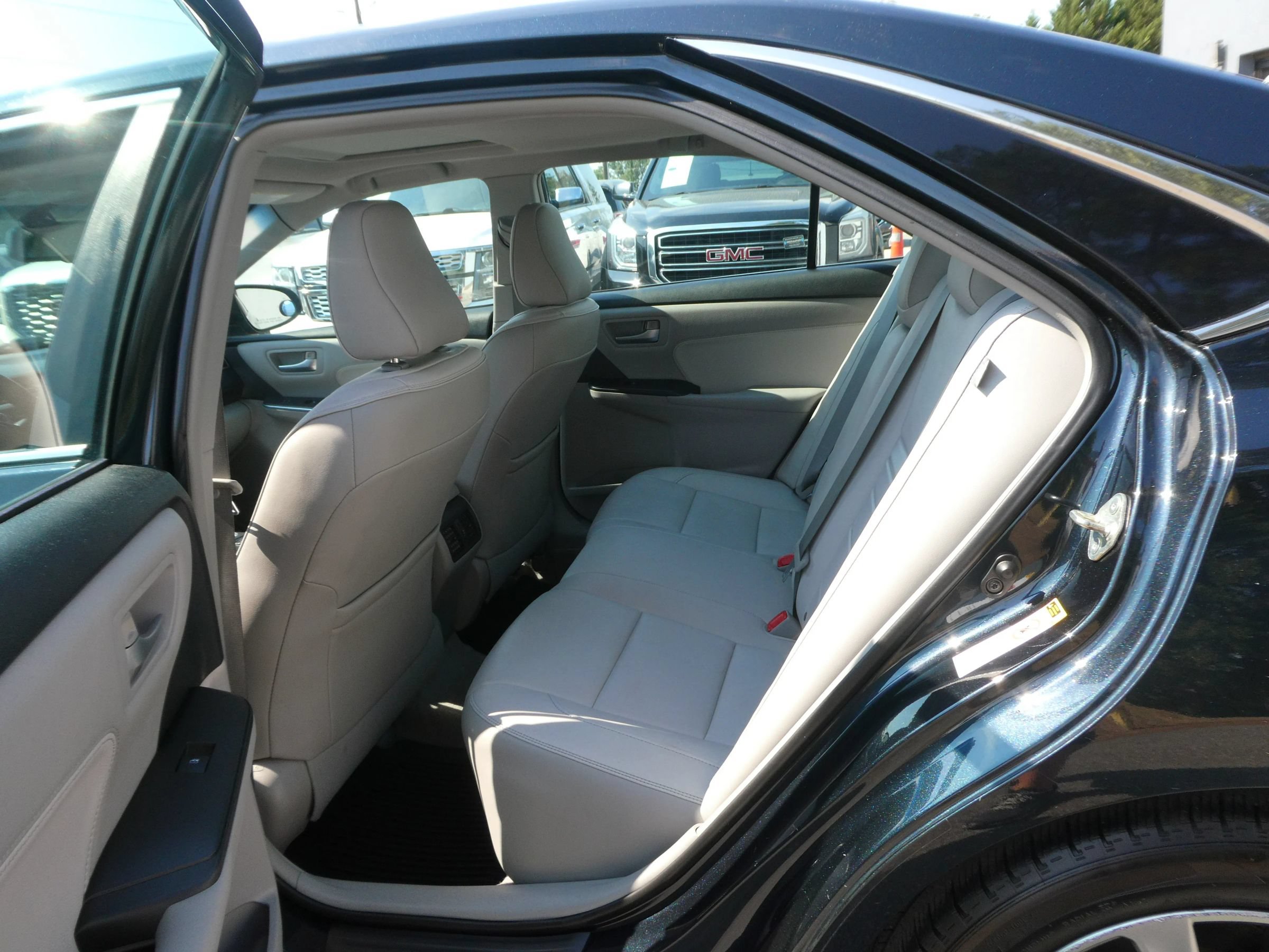 Used 2015 Toyota Camry XLE FWD image 31