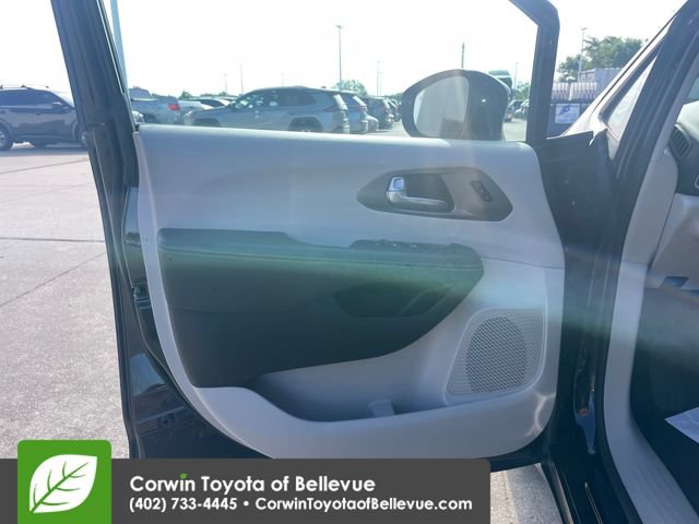 Used 2024 Chrysler Pacifica Touring-L FWD image 18