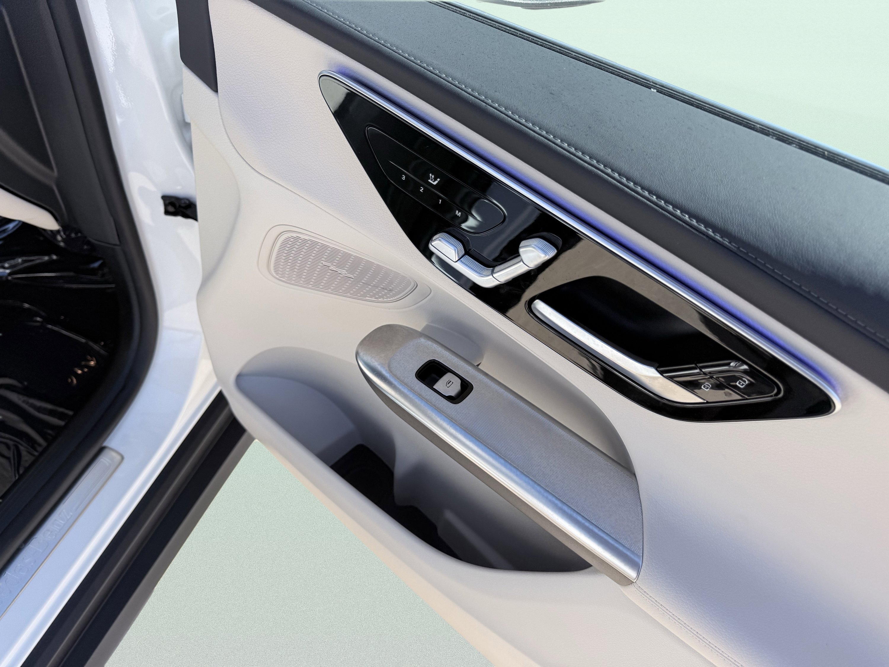 Used 2025 Mercedes-Benz GLC 300 4MATIC image 45