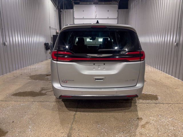 Used 2024 Chrysler Pacifica Limited image 4