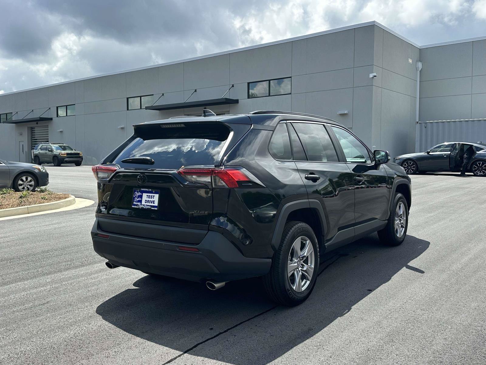 Used 2025 Toyota RAV4 XLE FWD image 25