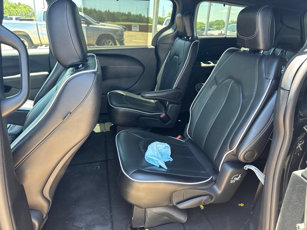 Used 2025 Chrysler Pacifica Limited FWD image 13
