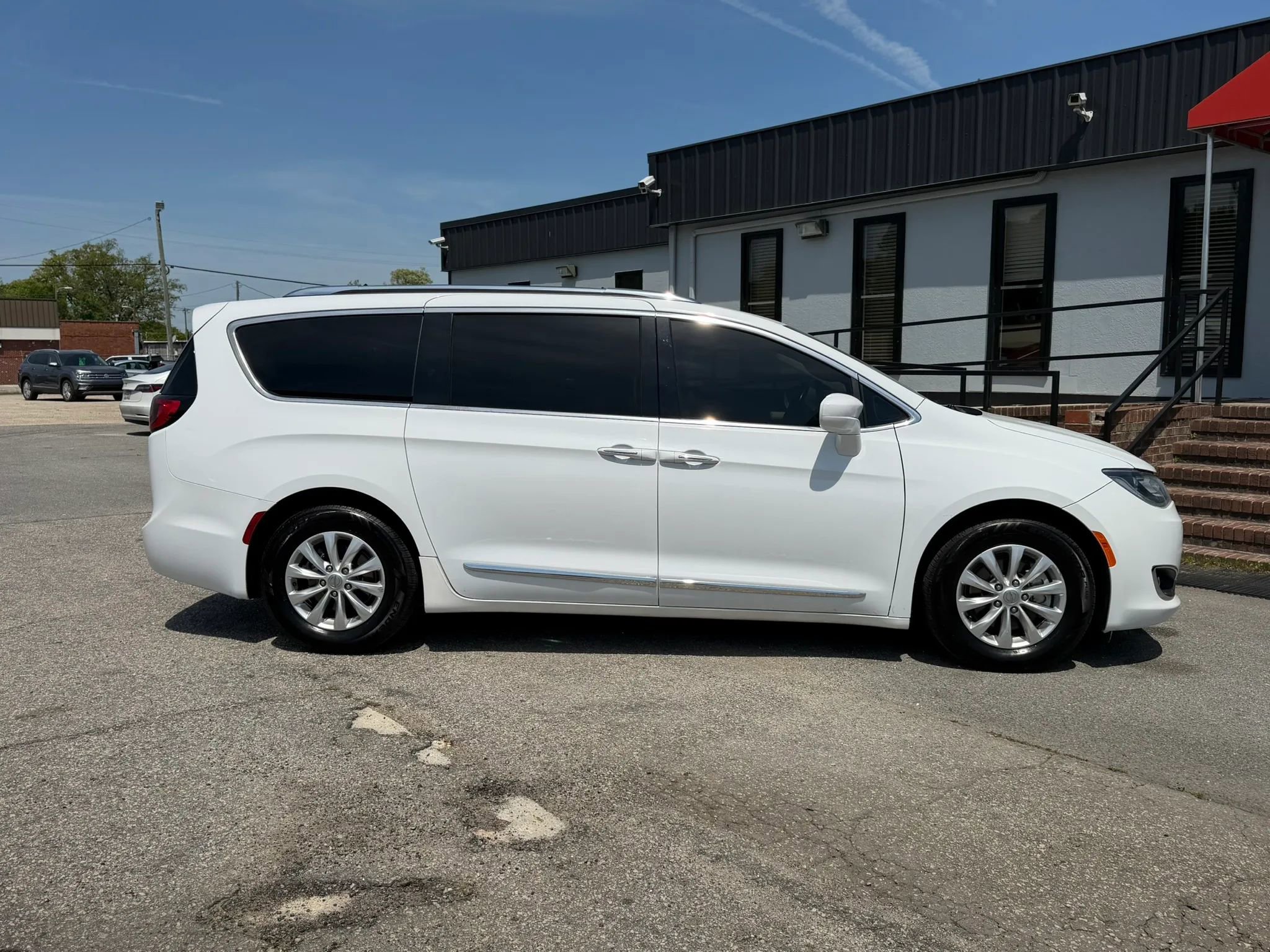 Used 2019 Chrysler Pacifica Touring-L image 6