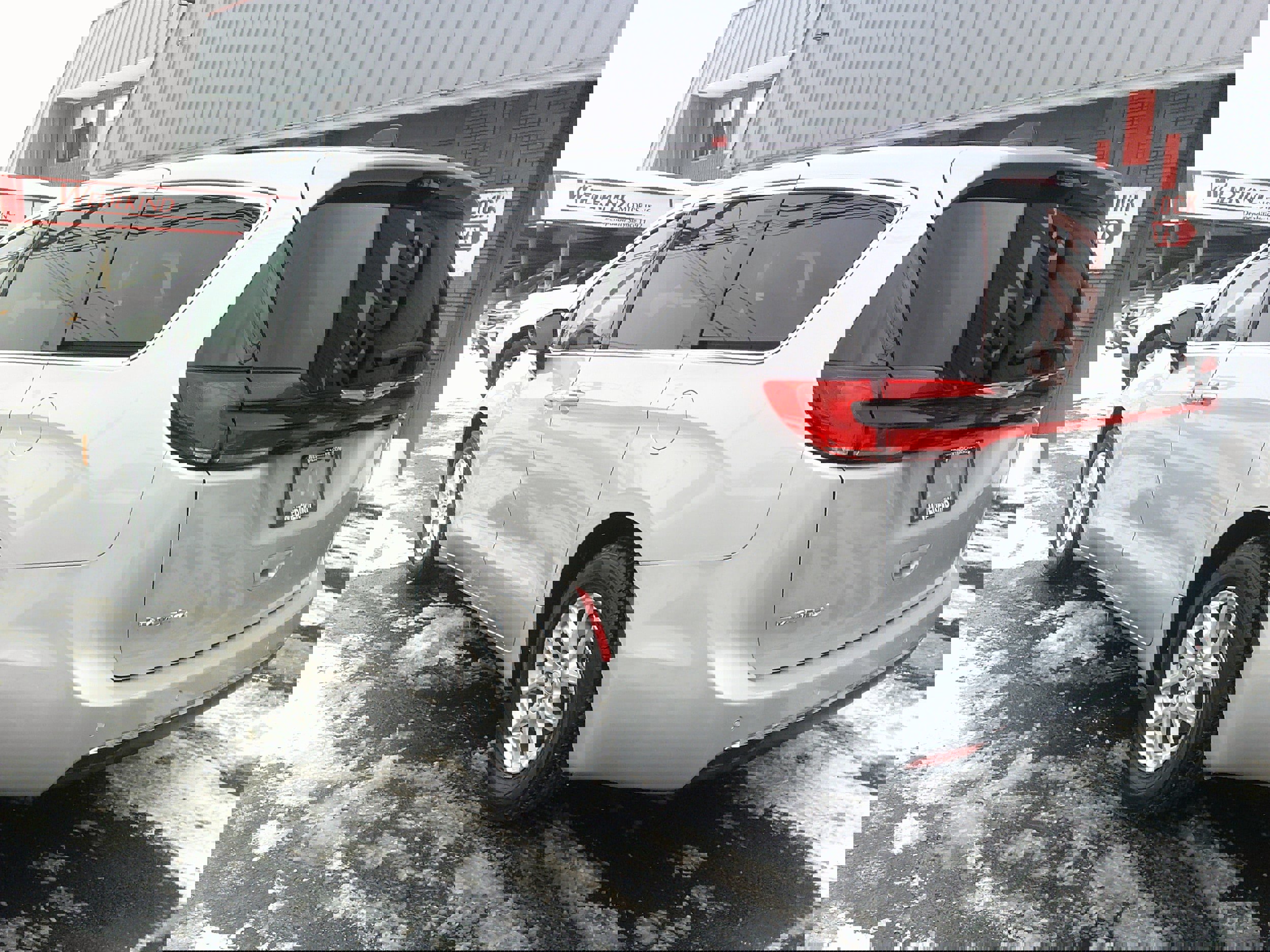 Used 2024 Chrysler Pacifica Touring-L image 3