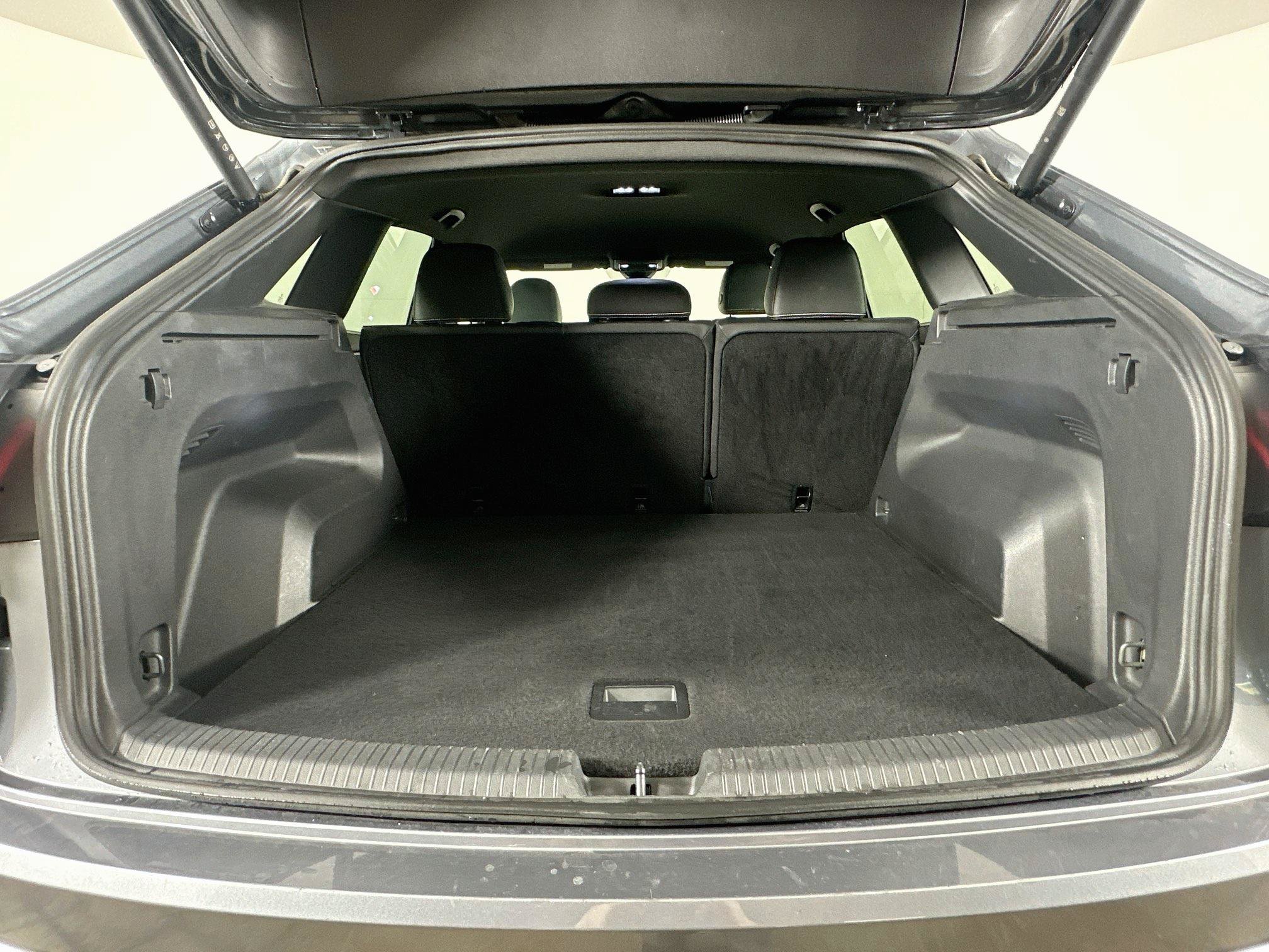 Used 2025 Volkswagen Atlas Cross Sport SE FWD image 27