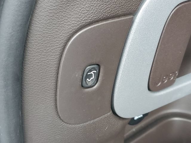 Used 2016 Jeep Cherokee Trailhawk w/ Leather Interior Group AWD/4WD image 9