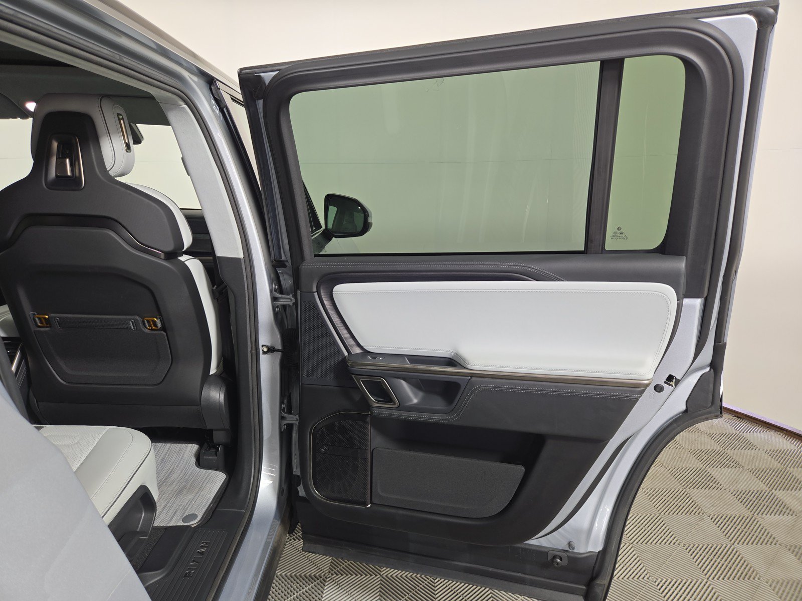 Used 2024 Rivian R1S Adventure AWD/4WD image 19