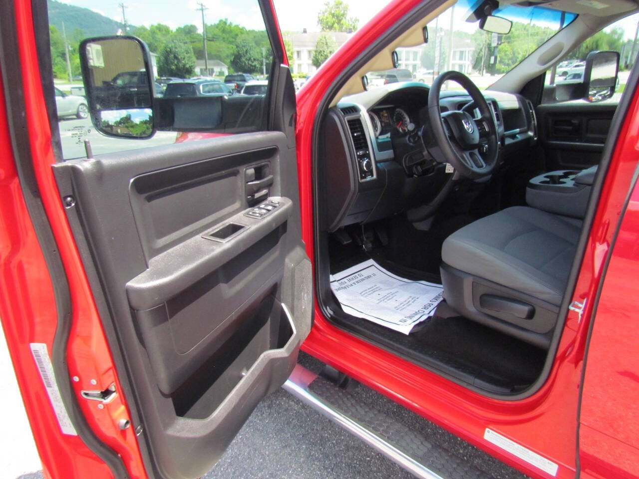 Used 2017 RAM 3500 Tradesman w/ Chrome Appearance Group image 9