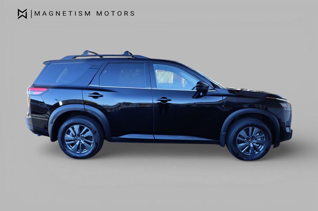 Used 2025 Nissan Pathfinder SV image 3