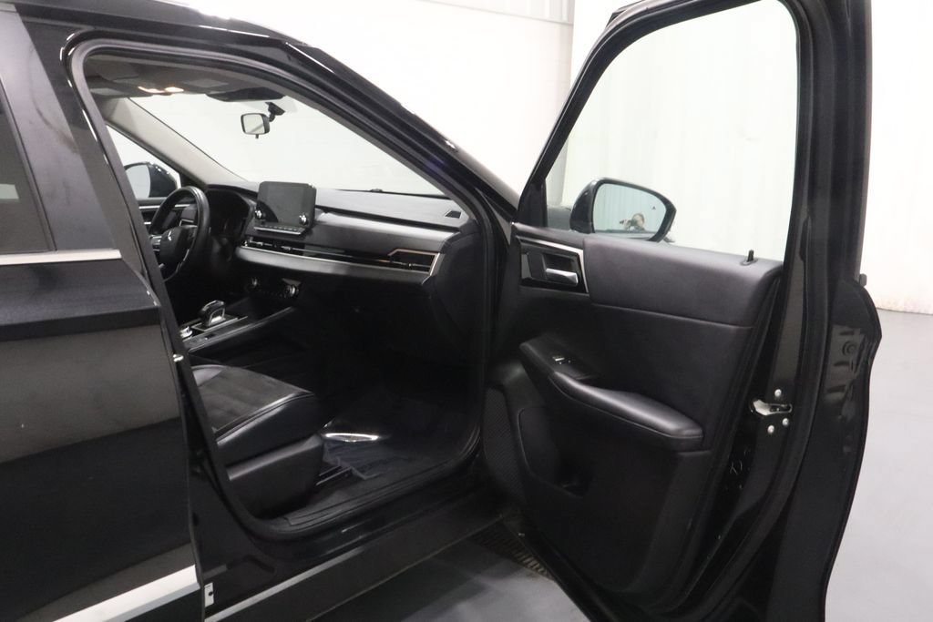 Used 2024 Mitsubishi Outlander SE Black Edition AWD/4WD image 13