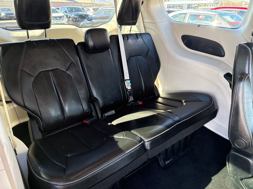 Used 2017 Chrysler Pacifica Limited image 16