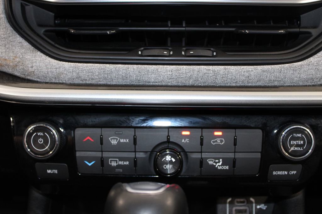 Used 2024 Jeep Compass Latitude image 40