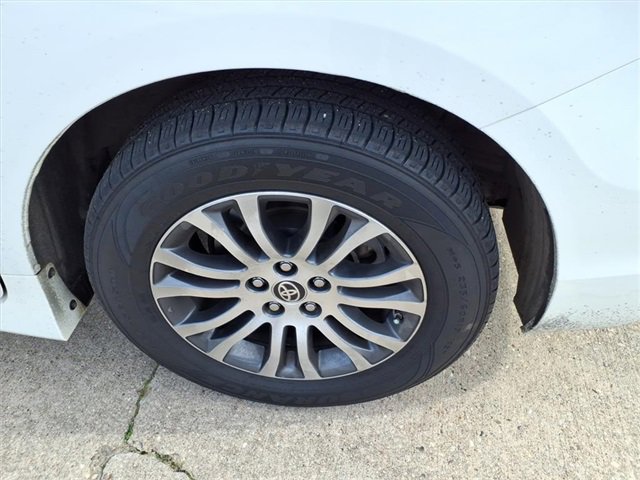 Used 2020 Toyota Sienna XLE image 20