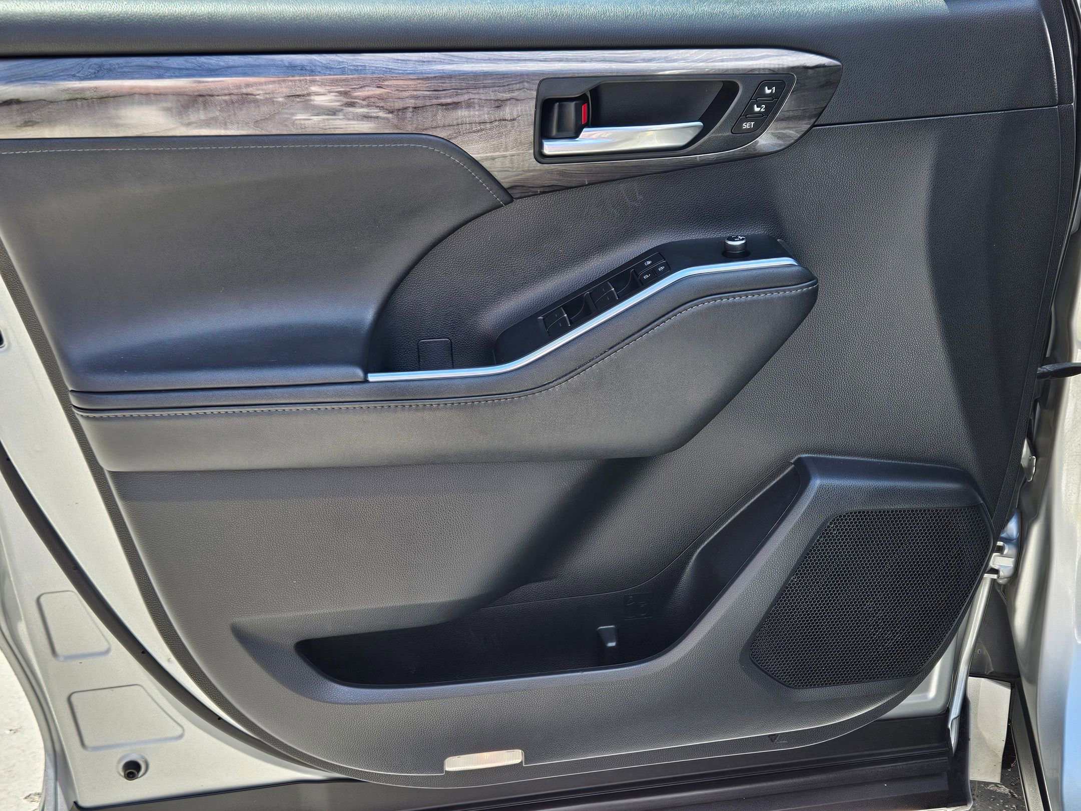 Used 2020 Toyota Highlander Limited image 17