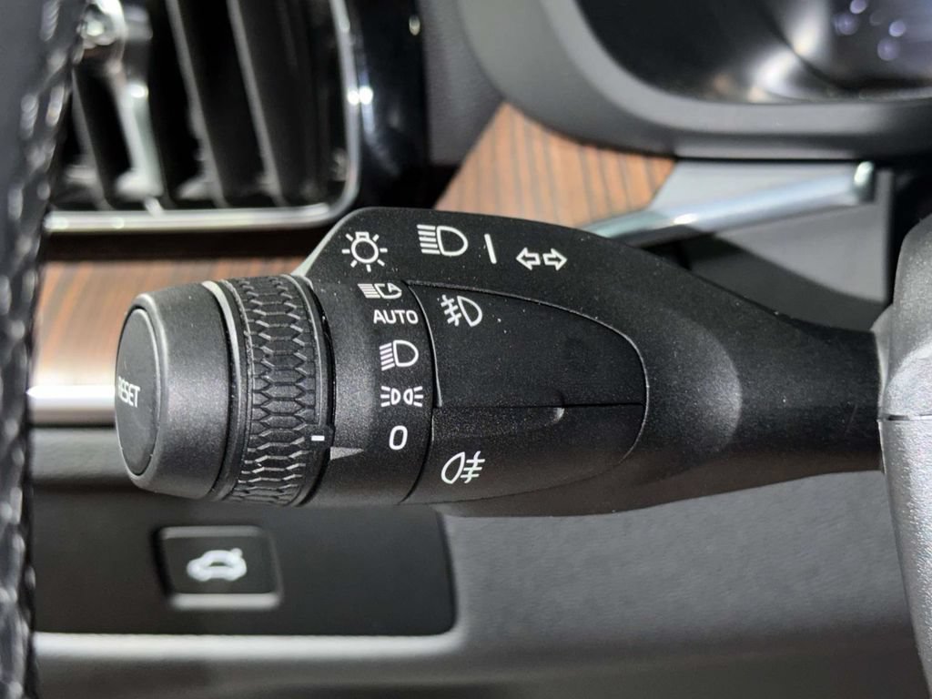 Used 2024 Volvo XC60 B5 Plus w/ Protection Package Premier AWD/4WD image 28