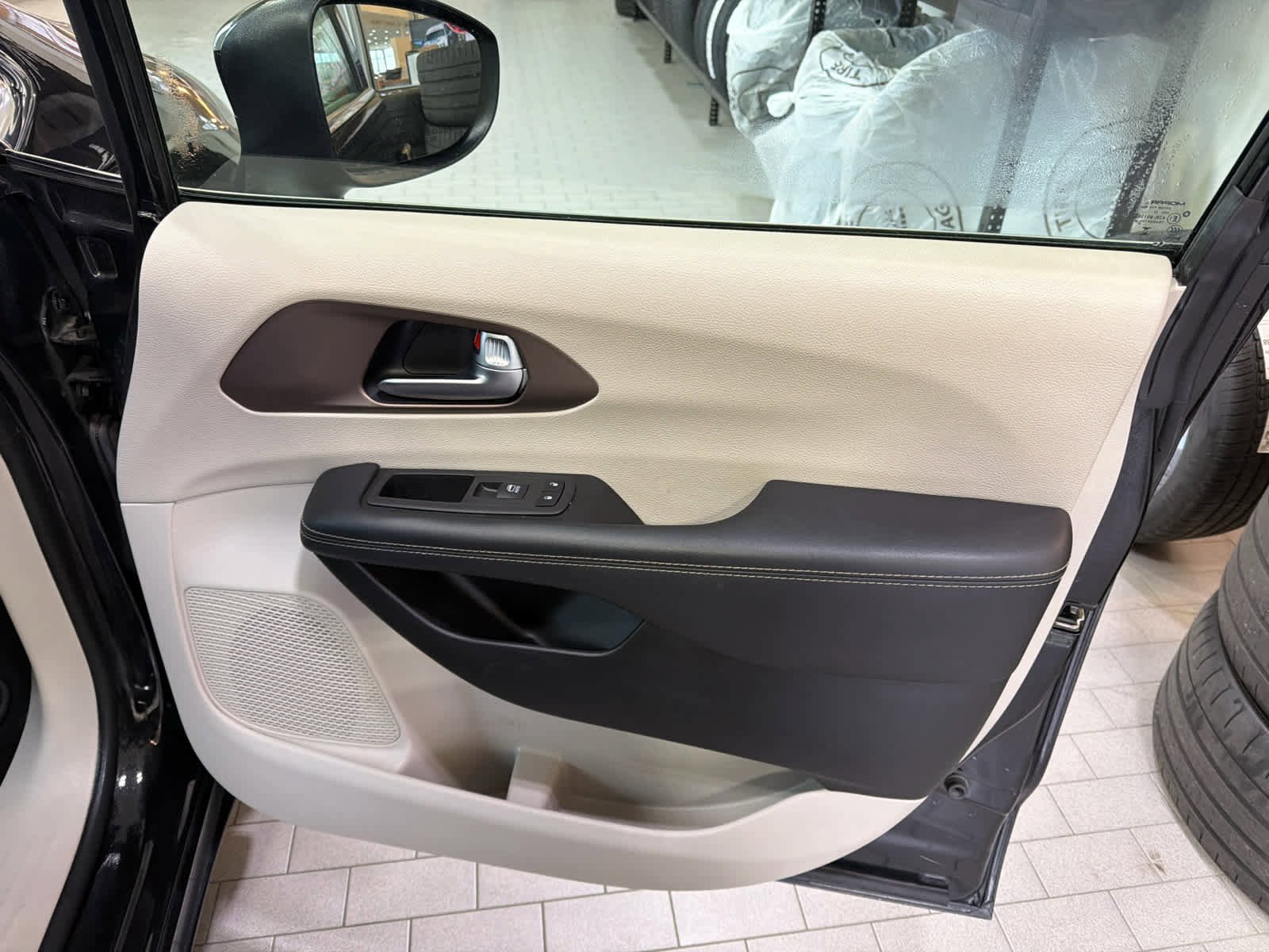 Used 2023 Chrysler Voyager LX FWD image 14
