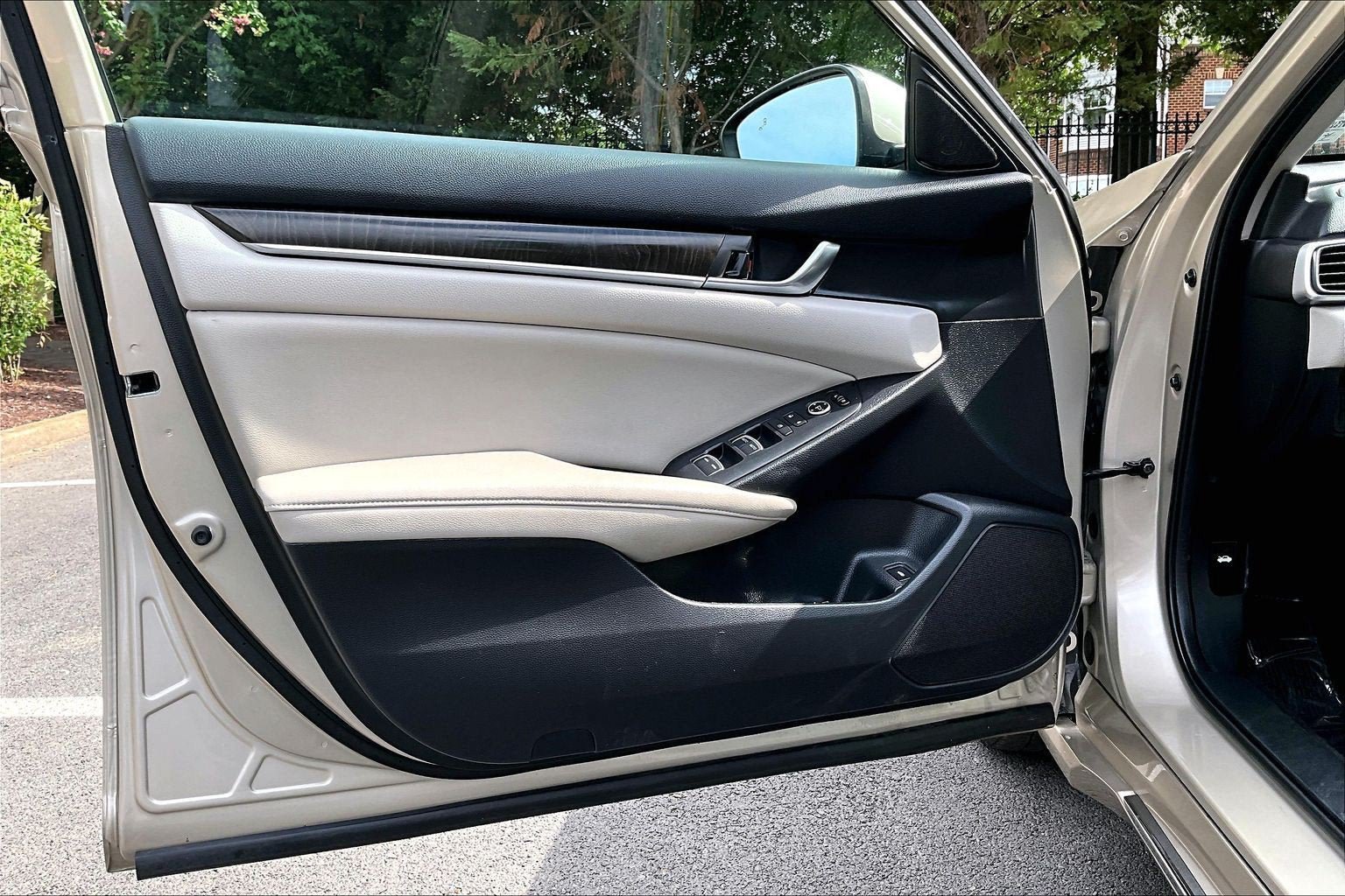 Used 2018 Honda Accord EX image 21