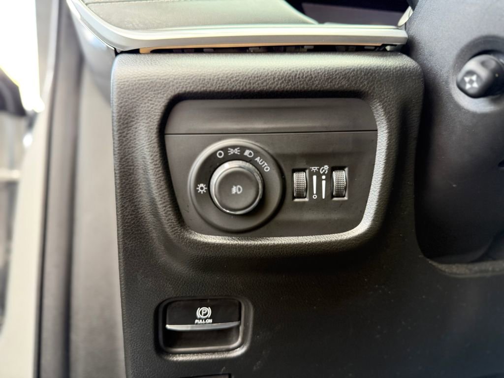 Used 2023 Jeep Grand Cherokee Limited w/ Luxury Tech Group II image 22