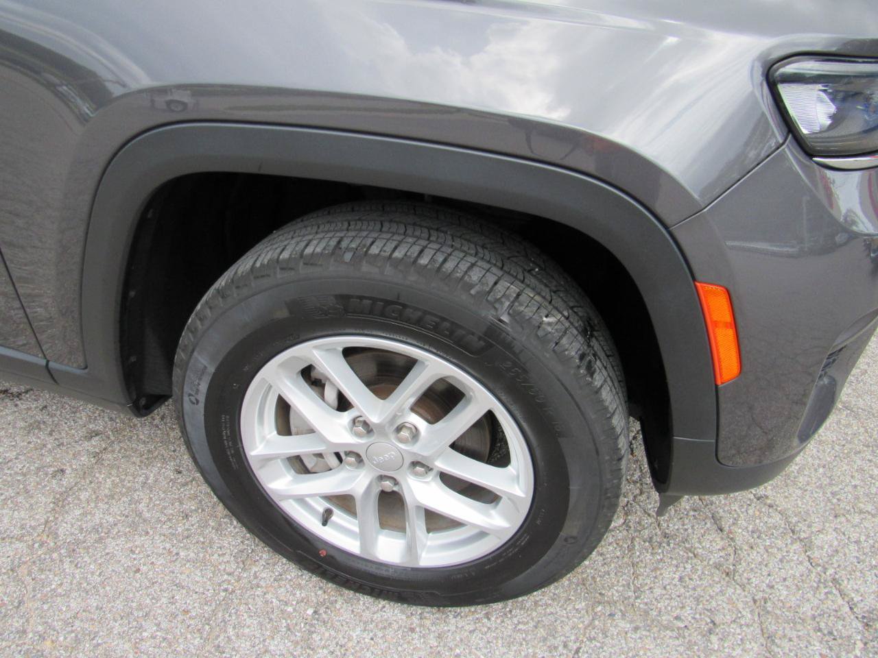 Used 2024 Jeep Grand Cherokee Laredo X AWD/4WD image 40