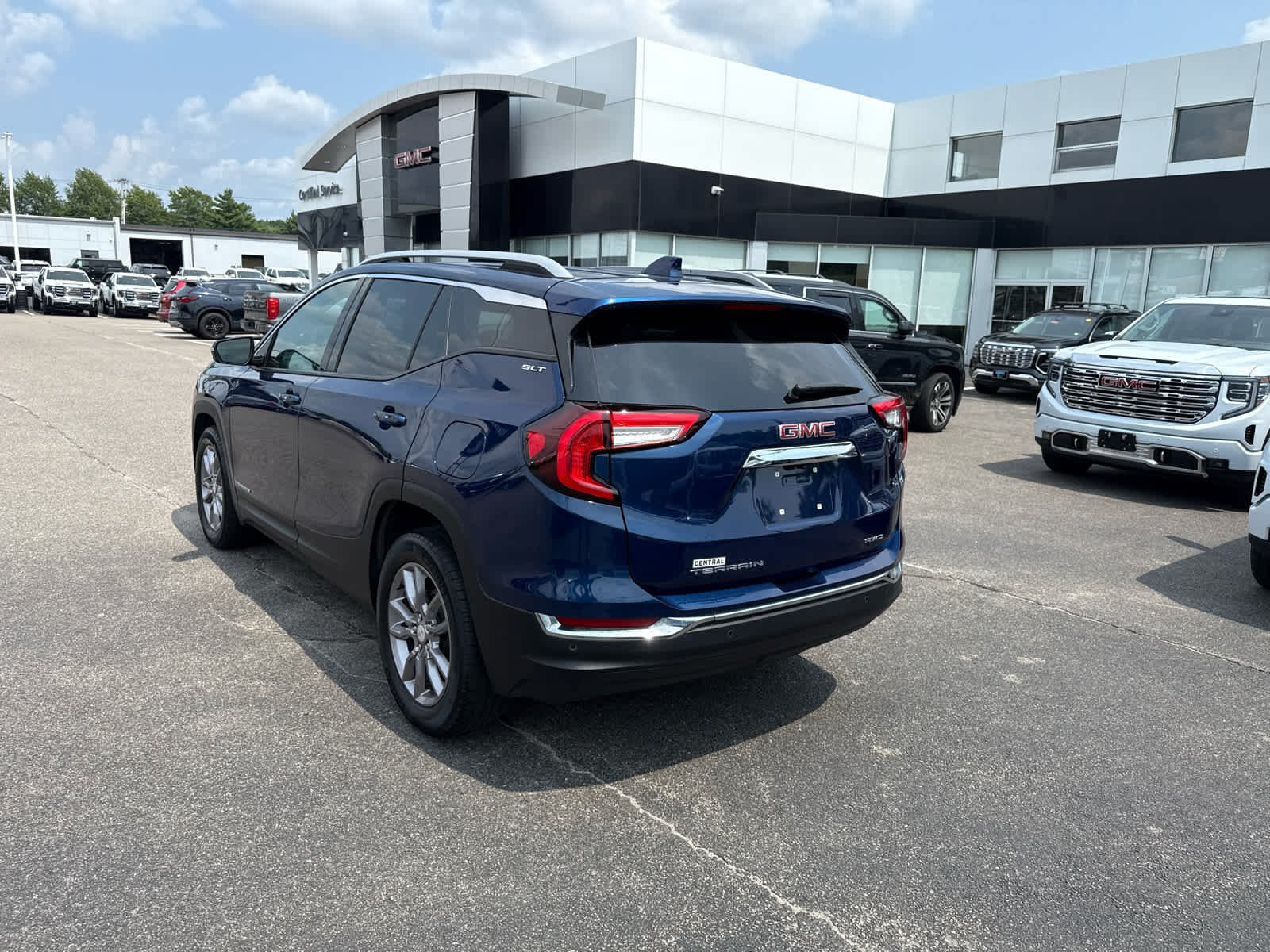 Certified 2022 GMC Terrain SLT AWD/4WD image 3