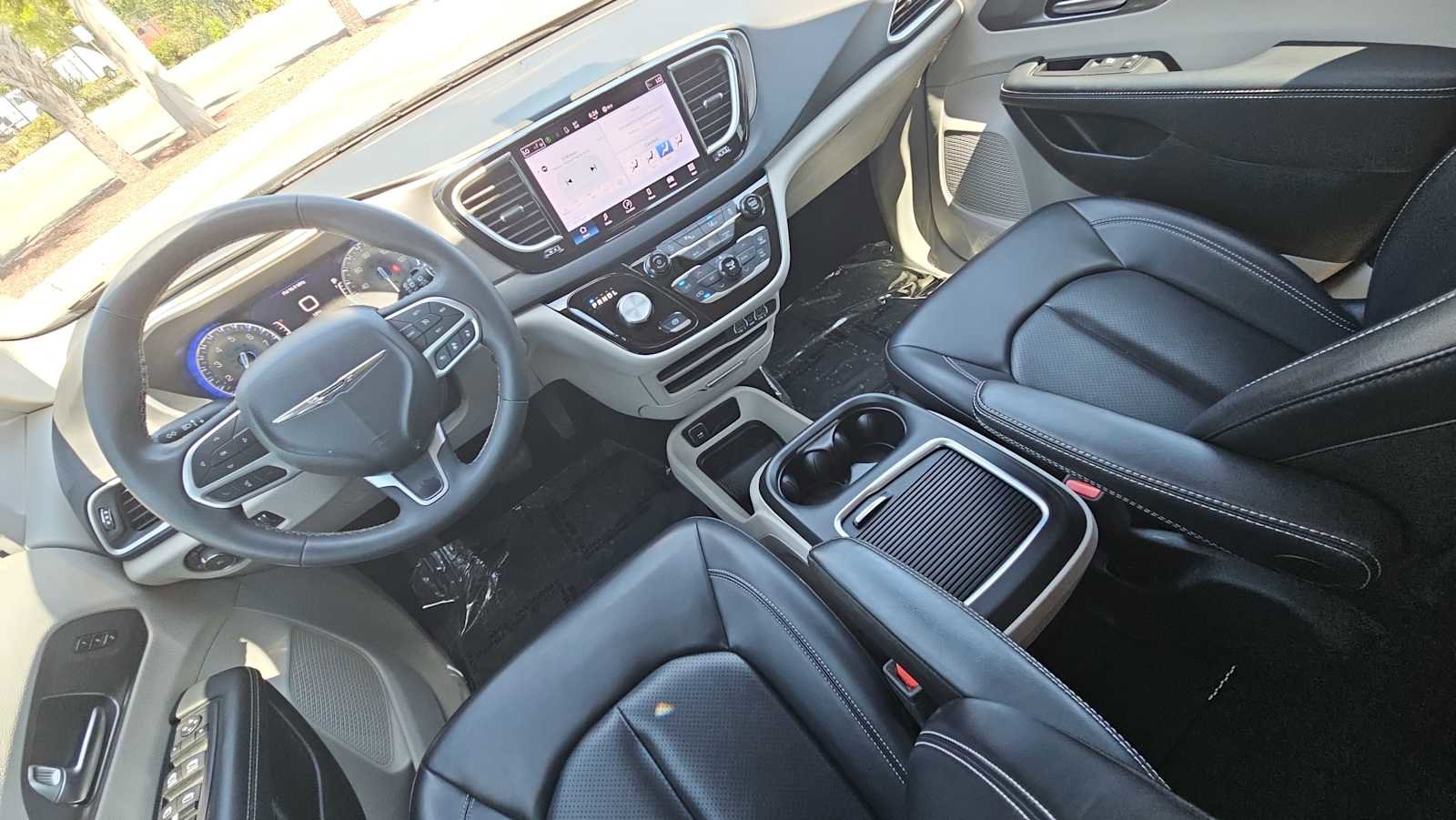 Used 2023 Chrysler Pacifica Touring-L image 22