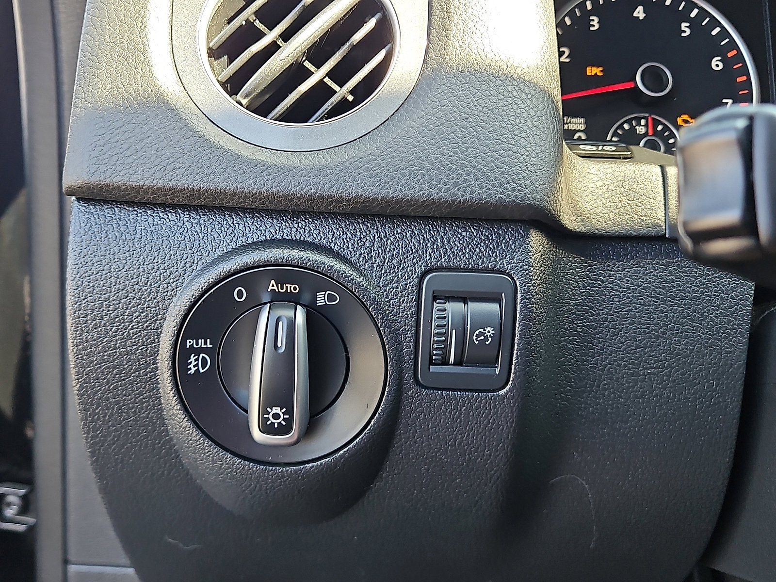 Used 2016 Volkswagen Tiguan R-Line FWD image 11