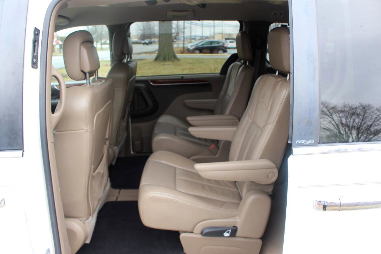 Used 2013 Chrysler Town & Country Limited w/ Trailer Tow Group FWD image 31