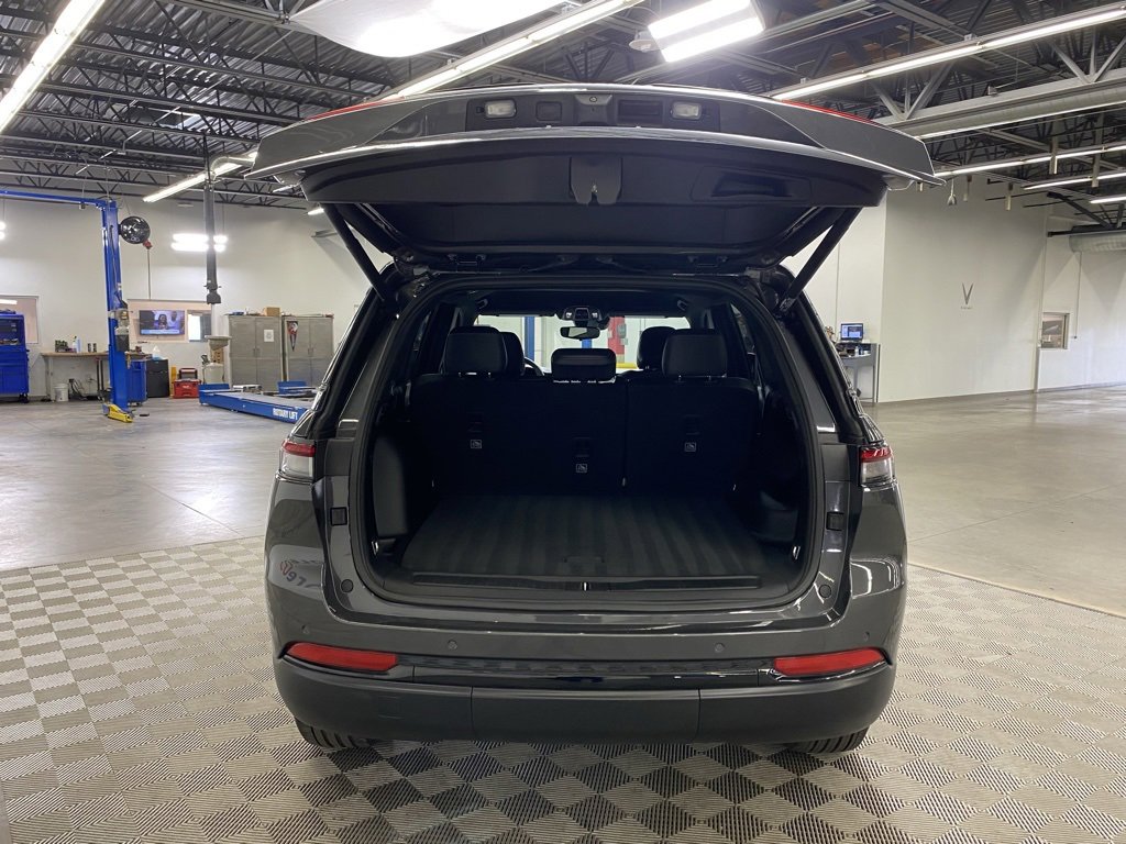 Used 2024 Jeep Grand Cherokee Altitude image 8