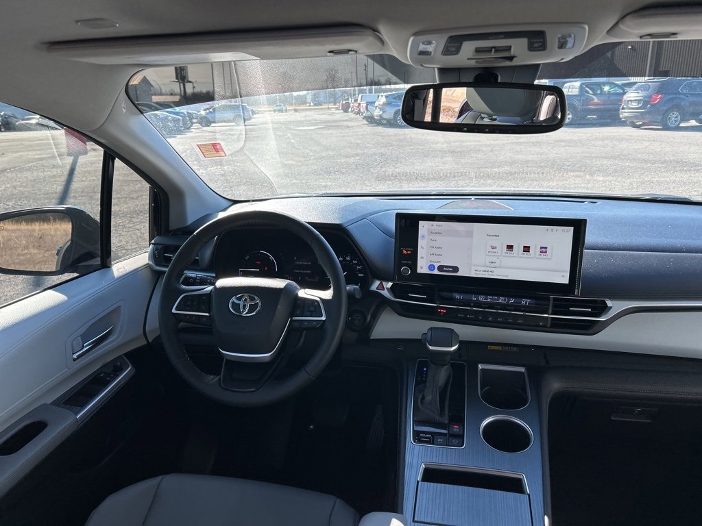 Used 2025 Toyota Sienna XLE image 27