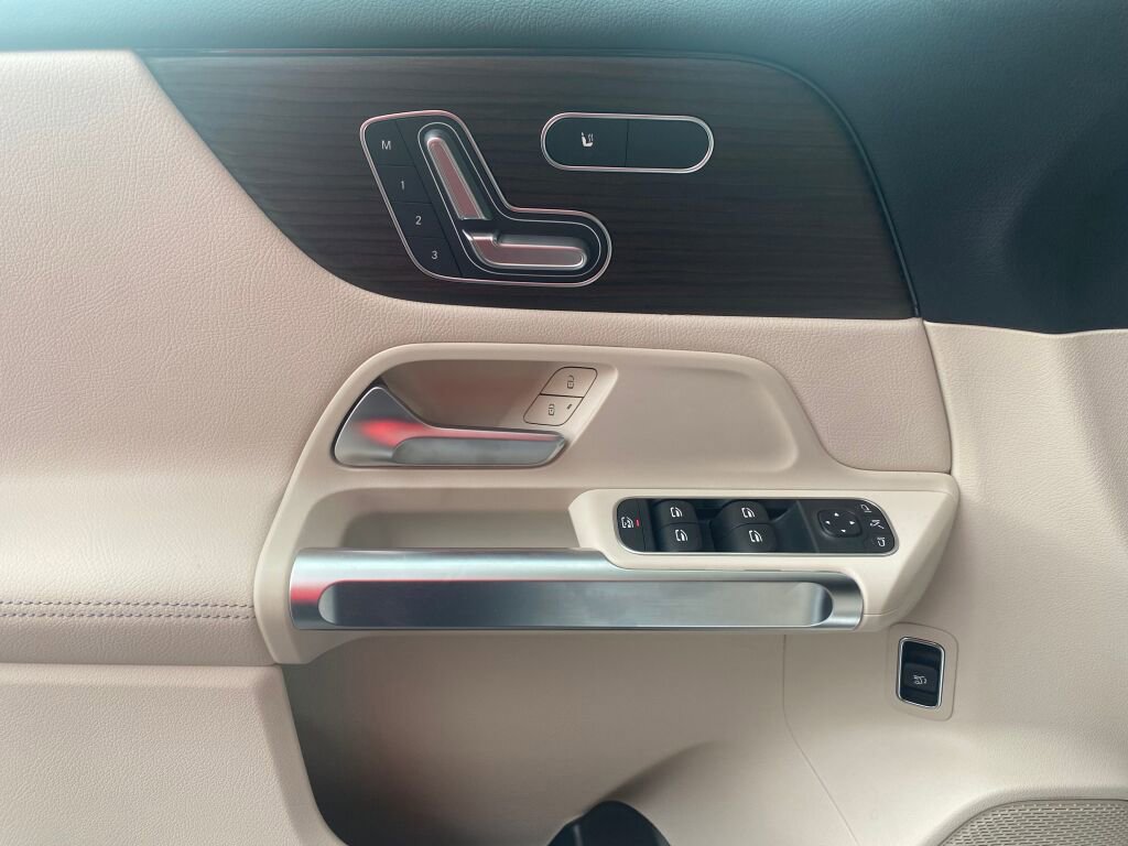 New 2025 Mercedes-Benz GLB 250 4MATIC image 7