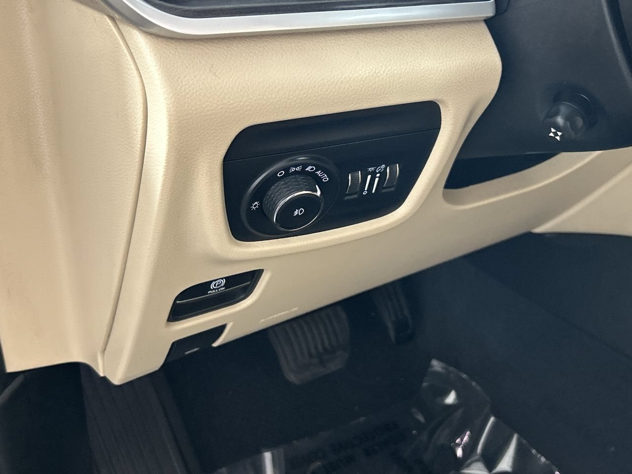 Used 2023 Jeep Grand Cherokee L Limited w/ Luxury Tech Group II AWD/4WD image 14