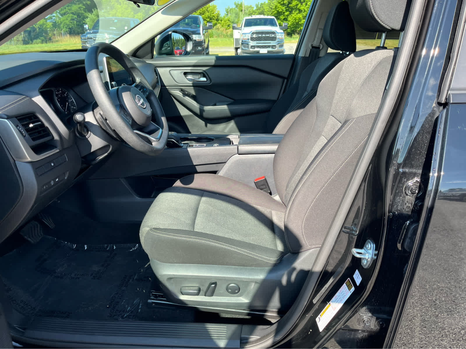 Used 2024 Nissan Rogue SV FWD image 10