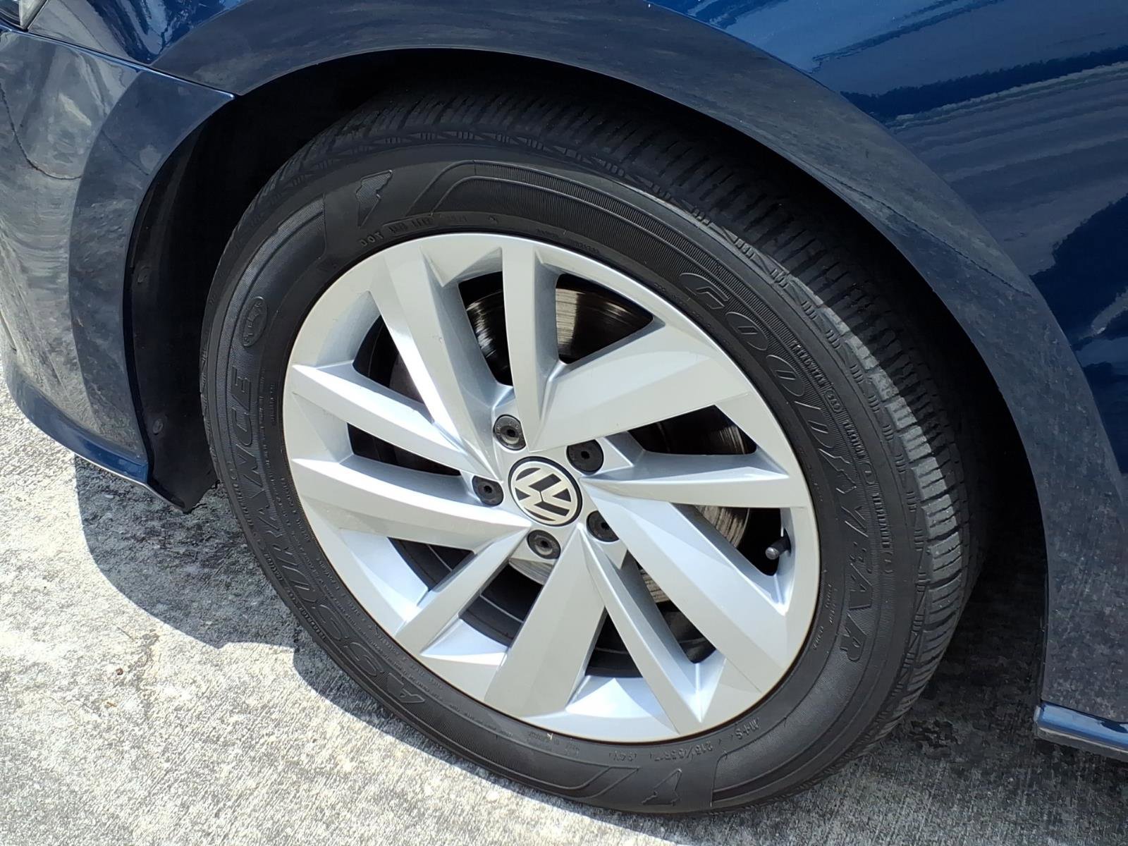 Used 2018 Volkswagen Passat 2.0T SE w/ SE Lighting Package FWD image 13