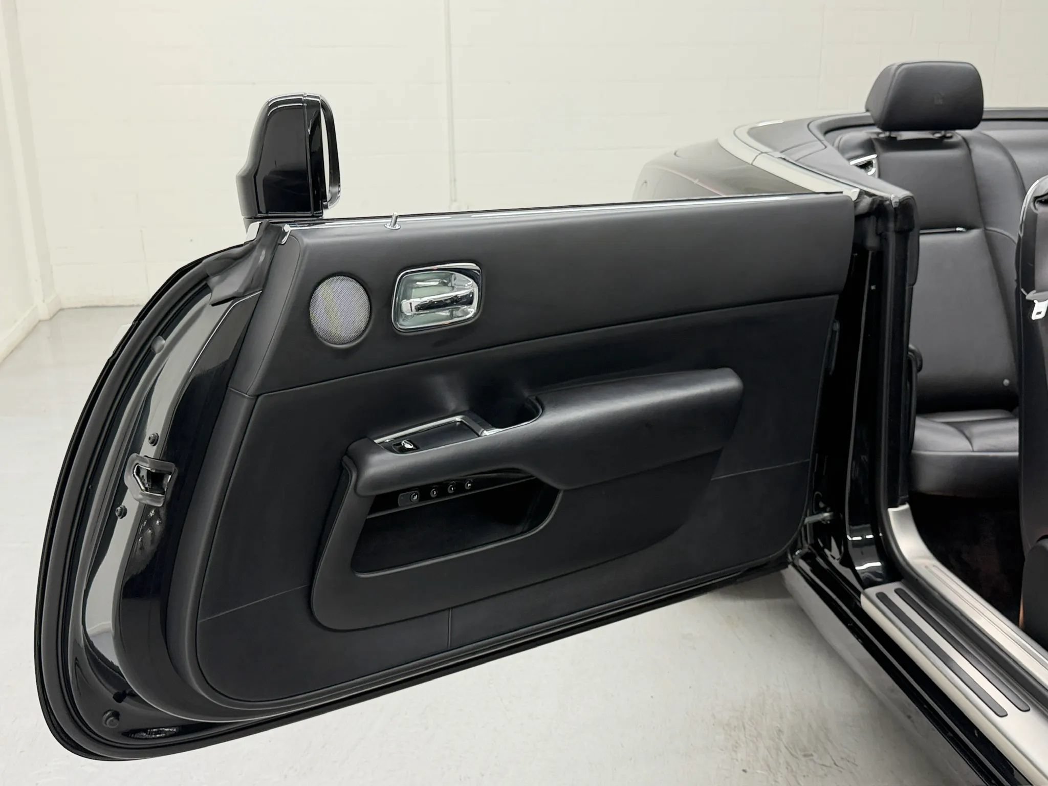 Used 2017 Rolls-Royce Dawn RWD image 80
