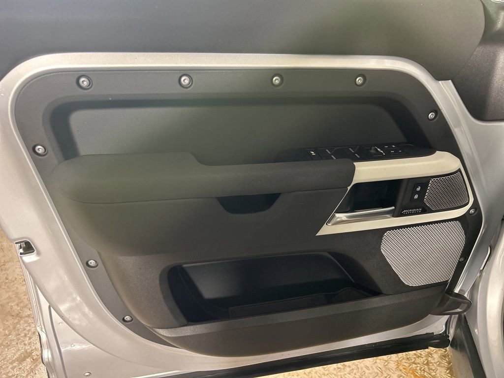 Used 2023 Land Rover Defender 130 SE image 15