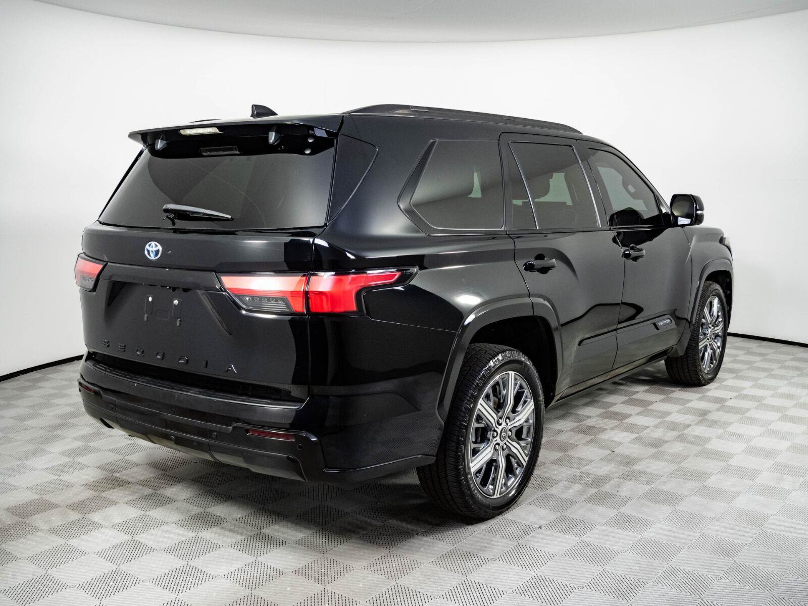 Used 2023 Toyota Sequoia Platinum AWD/4WD image 25
