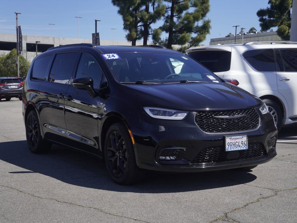 Used 2024 Chrysler Pacifica Limited w/ Uconnect Theater Family Group image 2