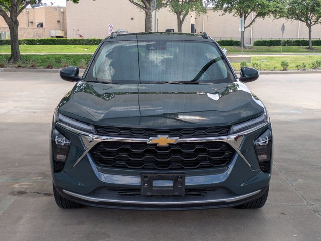 Used 2025 Chevrolet Trax LT FWD image 2