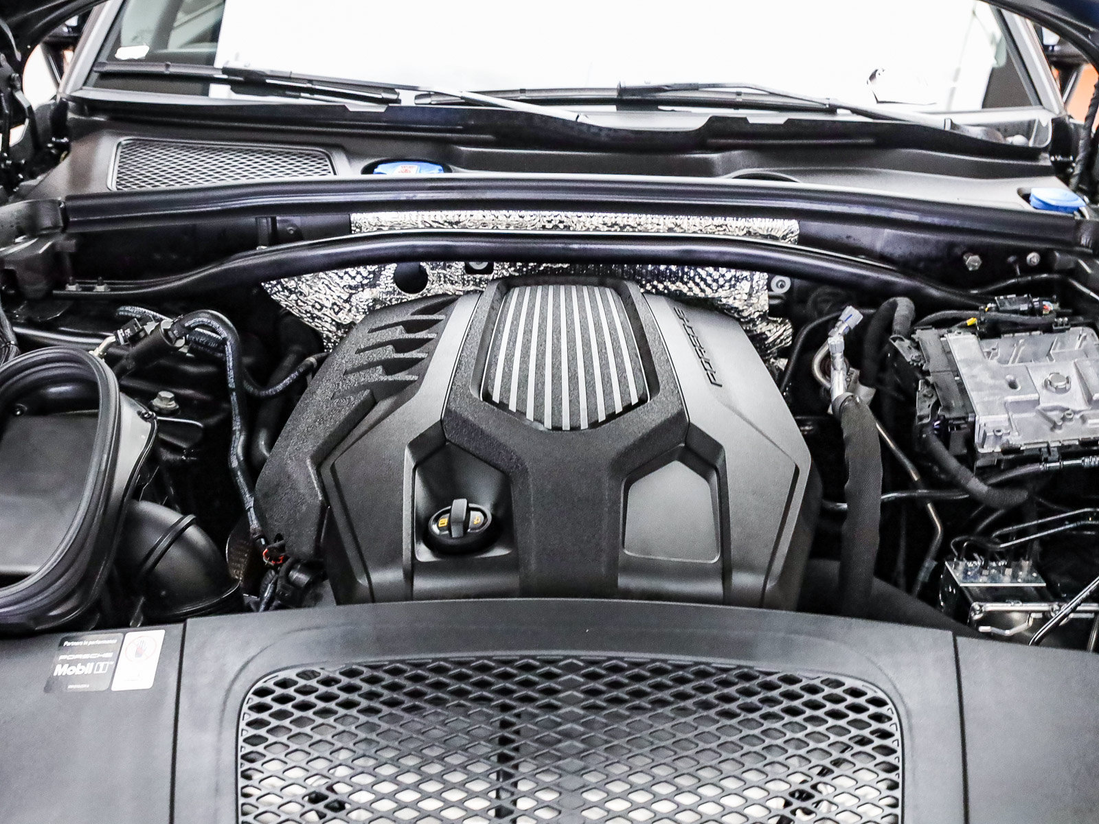 Certified 2026 Porsche Macan AWD/4WD image 32